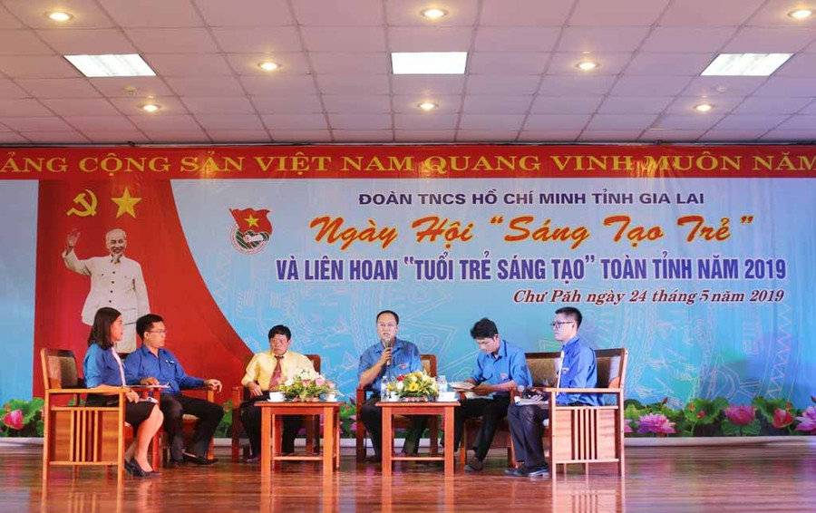 Lãnh đạo các đơn vị trao đổi, chia sẻ với đoàn viên thanh niên về phong trào Sáng tạo trẻ. Ảnh: Phan Lài.