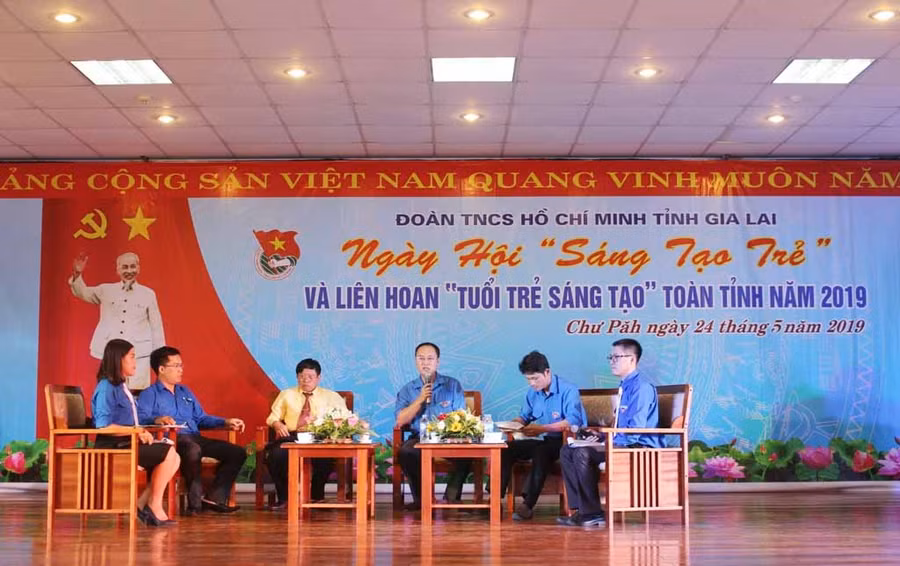 Lãnh đạo các đơn vị trao đổi, chia sẻ với đoàn viên thanh niên về phong trào Sáng tạo trẻ. Ảnh: Phan Lài.