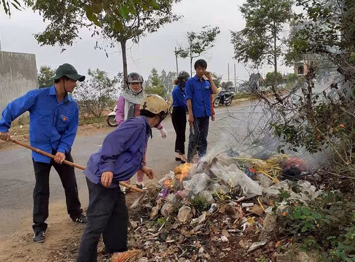 Đoàn viên thanh niên tham gia vệ sinh trên các tuyến đường. Ảnh: Hà Phương