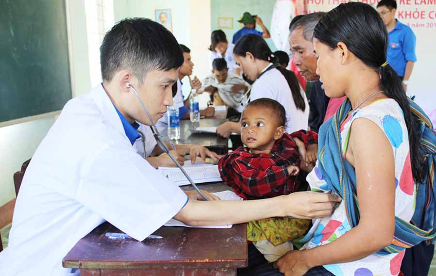  Các y-bác sĩ Câu lạc bộ Thầy thuốc trẻ tỉnh khám bệnh cho người dân. Ảnh: T.B