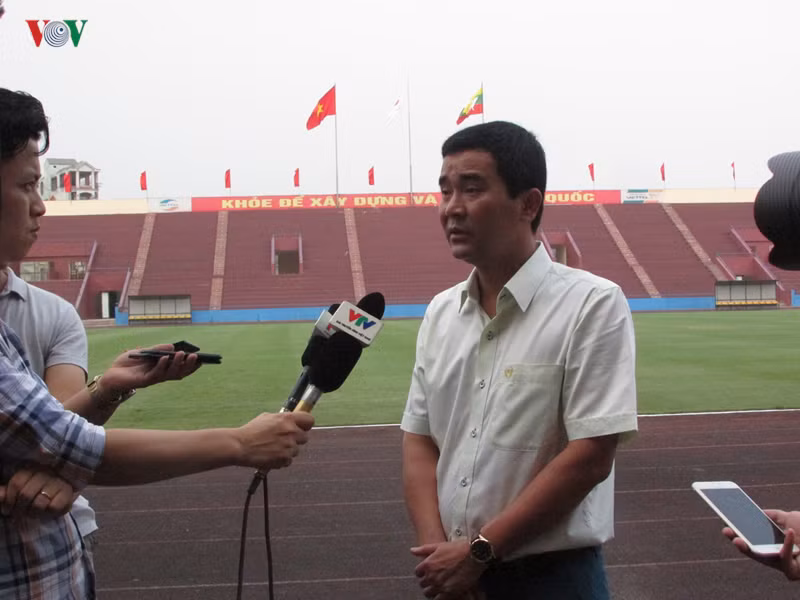 Đồng chí Phó Chủ tịch UBND tỉnh Hồ Đại Dũng trả lời phỏng vấn báo chí về công tác chuẩn bị cho trận đấu