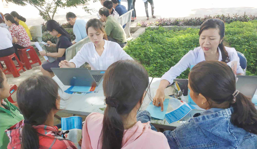 Quang cảnh phiên giao dịch việc làm. Ảnh: Lan Anh 