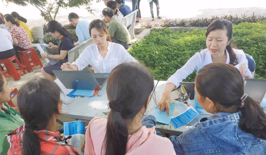 Quang cảnh phiên giao dịch việc làm. Ảnh: Lan Anh 