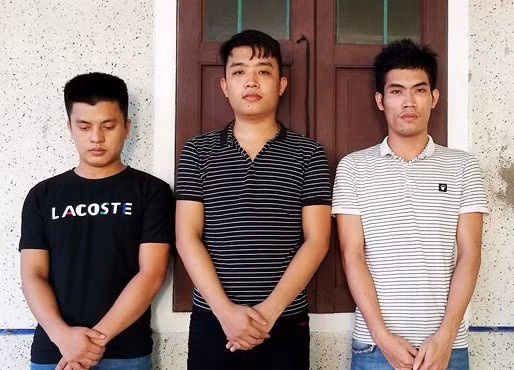 Công an TP Vinh vừa bắt giữ 3 đối tượng cầm đầu đường dây hack Facebook chiếm đoạt hơn 20 tỉ đồng - Ảnh B. Phạm Công an TP Vinh vừa bắt giữ 3 đối tượng cầm đầu đường dây hack Facebook chiếm đoạt hơn 20 tỉ đồng - Ảnh B. Phạm