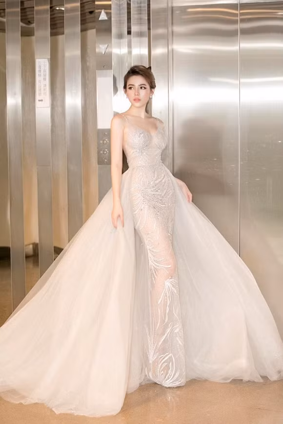  Tác phẩm tạo phom cầu kỳ do NTK Đỗ Long thực hiện góp phần tạo nên thành công cho Á hậu Sắc đẹp Việt Nam Quốc tế Nguyễn Lê Thủy Tiên trong đêm chung kết cuộc thi nhan sắc tổ chức tại Đài Loan.