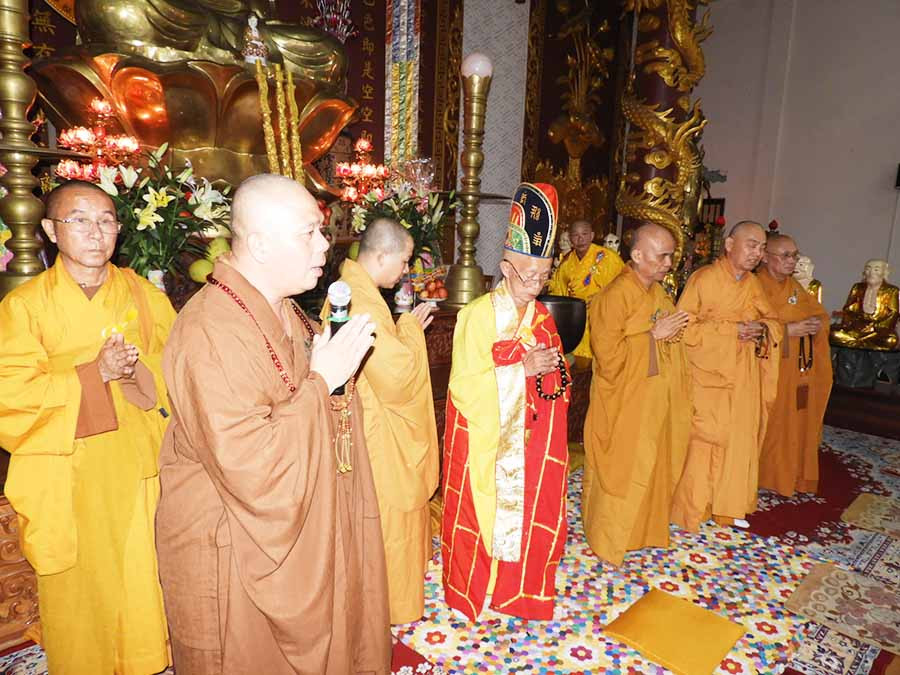 Hoà thượng Thích Từ Hương (khoát y đội mũ) đang làm nghi thức niệm hương và Chứng minh buổi khai mạc An cư Kiết hạ. Ảnh: T.N Hoà thượng Thích Từ Hương (khoát y đội mũ) đang làm nghi thức niệm hương và Chứng minh buổi khai mạc An cư Kiết hạ