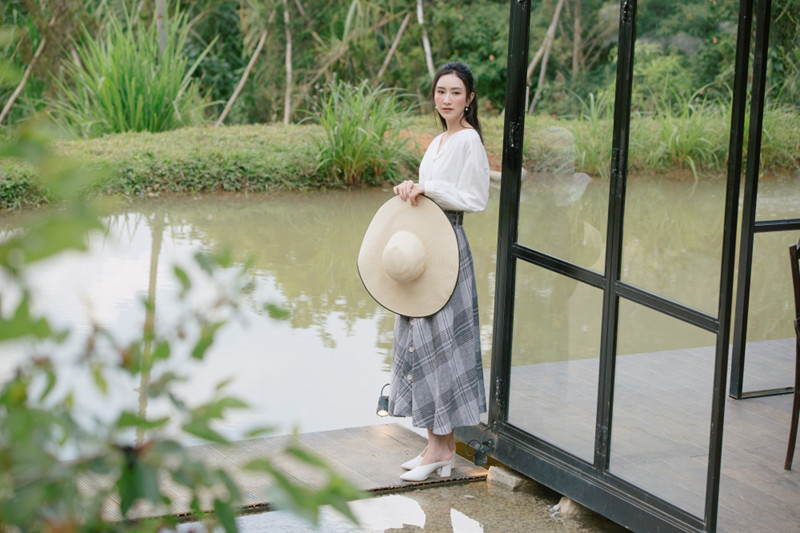 Cô nàng mang đến những cách phối đồ dù không mới nhưng lại rất dễ chịu, thích hợp với mùa hè như áo sơ mi trắng kết hợp chân váy, các trang phục họa tiết hoa màu sắc sặc sỡ, áo phông họa tiết đơn giản kết hợp cùng chân váy đơn sắc...
