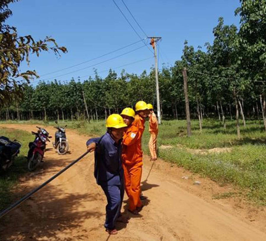 Kéo điện về vùng biên. Ảnh: Ngọc Sang