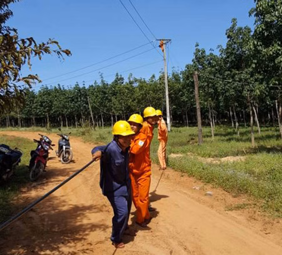 Kéo điện về vùng biên. Ảnh: Ngọc Sang