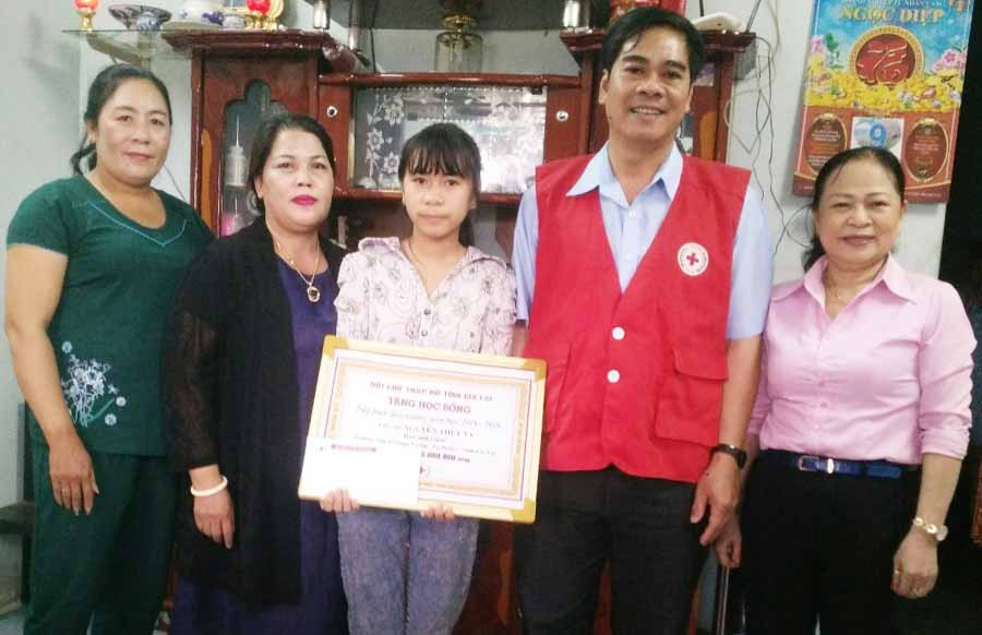  Trao số tiền 3 triệu đồng cho em Nguyễn Thụy Vy. Ảnh: Hồng Ngọc