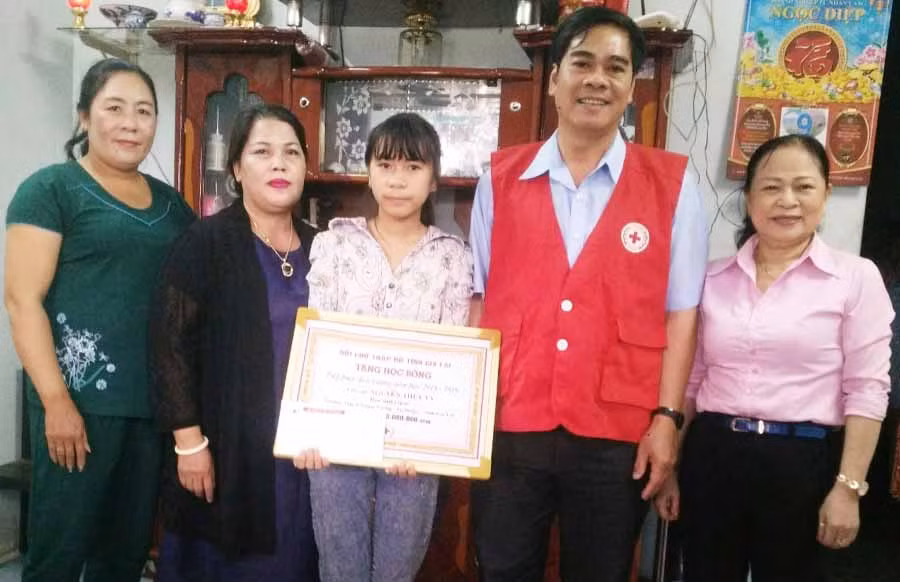  Trao số tiền 3 triệu đồng cho em Nguyễn Thụy Vy. Ảnh: Hồng Ngọc