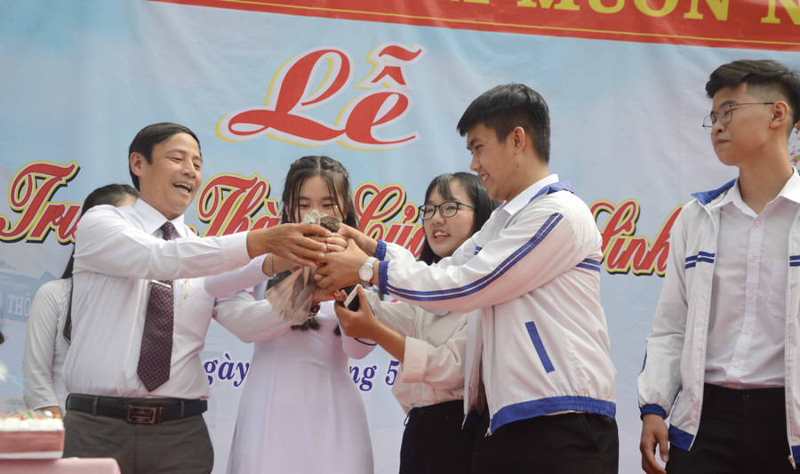  Thả chim bồ câu trong lễ tri ân và trưởng thành học sinh khối 12 Trường THPT Pleiku. Ảnh: Minh Vỹ 
