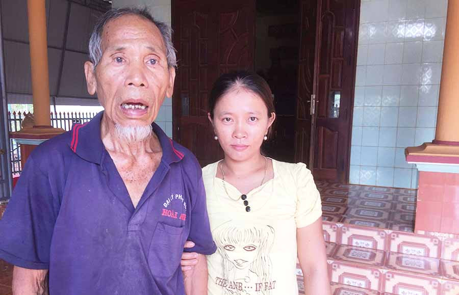  Ông Kpuih Hyom và người con gái út Rơ Mah Hlíu. Ảnh: L.A