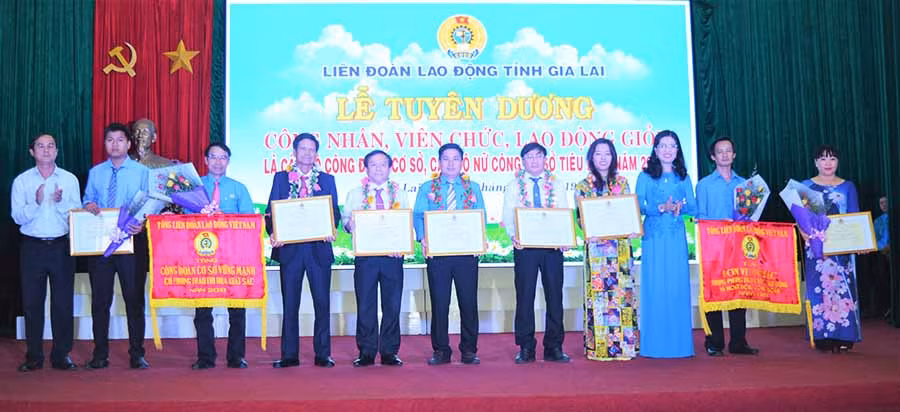 Tổng Liên đoàn Lao động Việt Nam tặng cờ thi đua và bằng khen cho các tập thể, cá nhân có thành tích xuất sắc Ảnh: Đ.Y