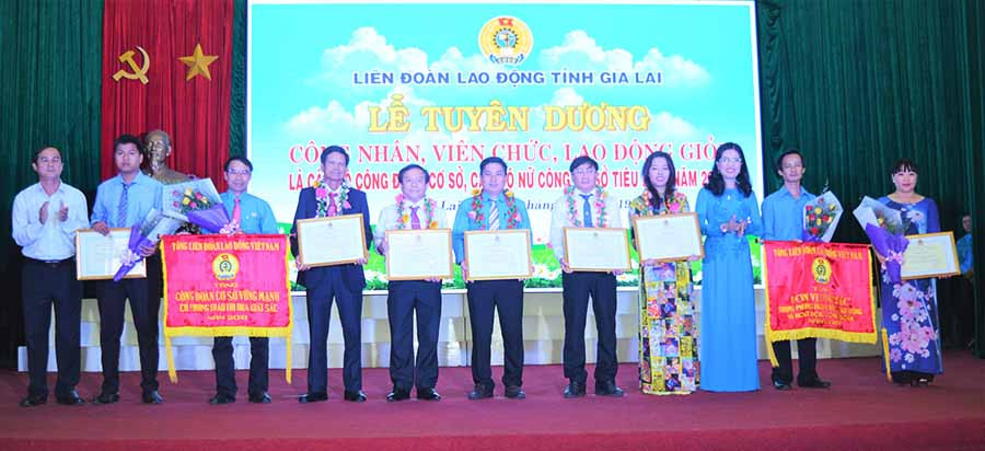  Tổng Liên đoàn Lao động Việt Nam tặng cờ thi đua và bằng khen cho các tập thể, cá nhân có thành tích xuất sắc Ảnh: Đ.Y