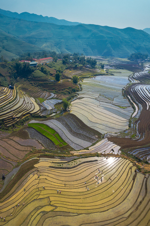  “Mùa này, nước ruộng đổ từ bậc ruộng này sang bậc ruộng khác, cuốn theo màu của phù sa hòa lẫn với màu của bầu trời phản chiếu, làm tôi cảm giác như đang ngắm một bức tranh vẽ”, nhiếp ảnh gia Minh Dũng chia sẻ. Du khách đặt chân đến huyện Bát Xát còn được trải nghiệm cuộc sống văn hóa đậm chất vùng cao của các dân tộc như Hà Nhì, Mông, Dao hay Giáy. Mỗi dân tộc có nét sinh hoạt riêng nhưng điểm chung khi ra đồng là sử dụng trâu cày bừa để ải đất, chuẩn bị cho vụ cấy. Họ khó đưa máy cày xuống ruộng do đặc thù những thửa ruộng bậc thang hẹp về bề ngang.