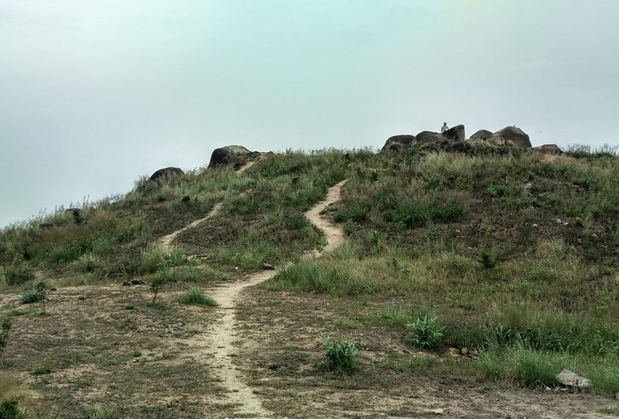  Khu vực đỉnh núi tương đối bằng phẳng, rộng rãi, thuận lợi cho việc cắm trại. Trên đỉnh núi là trạm thông tin SK11, du khách có thể ghé xin hỗ trợ về chỗ ngủ, nước…