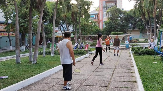 Người cao tuổi chơi cầu lông tại công viên Gia Định (TPHCM). Ảnh: TRỊNH THIỆP Người cao tuổi chơi cầu lông tại công viên Gia Định (TPHCM). Ảnh: TRỊNH THIỆP