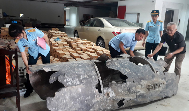 Một số cán bộ và chuyên gia của Bảo tàng Phòng không – Không quân Việt Nam kiểm tra nhưng chưa xác định được vật thể lạ này. (nguồn: BQN) Một số cán bộ và chuyên gia của Bảo tàng Phòng không – Không quân Việt Nam kiểm tra nhưng chưa xác định được vật thể lạ này. (nguồn: BQN)