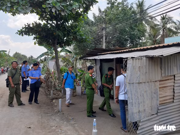 Công an khám nghiệm hiện trường và điều tra vụ việc - Ảnh: HOÀI THƯƠNG