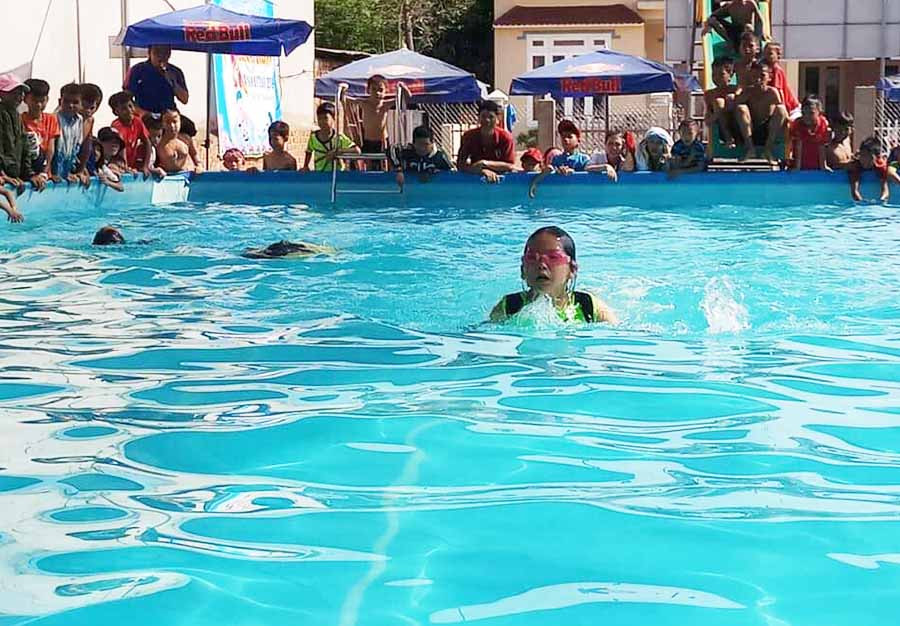  Học sinh được dạy bơi để phòng tránh đuối nước. Ảnh: G.N
