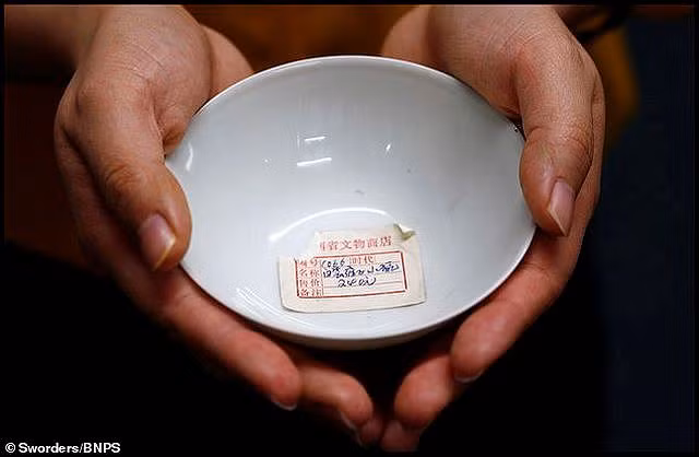  Chiếc bát sứ lưu niệm bất ngờ tăng giá 2.000 lần