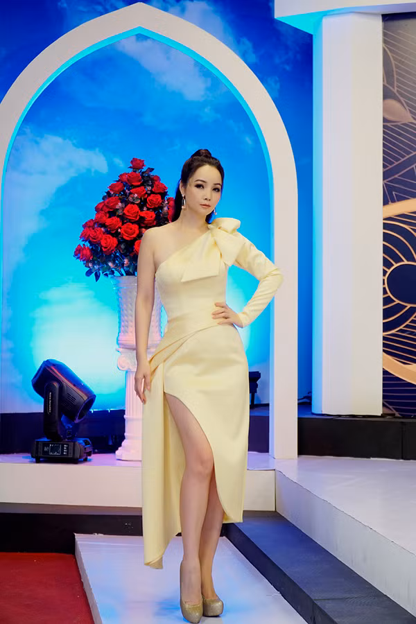 Vòng eo của diễn viên Mai Thu Huyền trở nên sexy hơn nhờ phom váy tạo độ phồng cân đối ở cấu trúc vai, hông và lượn sóng tinh tế ở điểm eo.