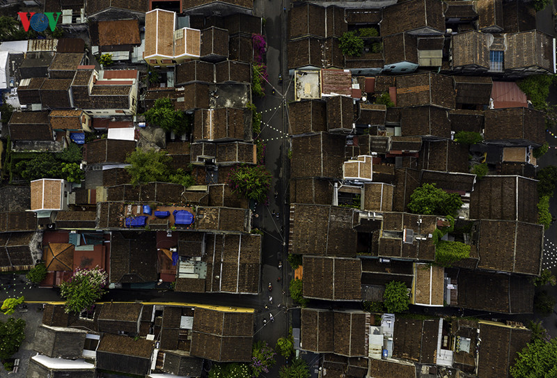  Mái nhà san sát, tưởng chừng như chìa tay là có thể với được đến nhau.