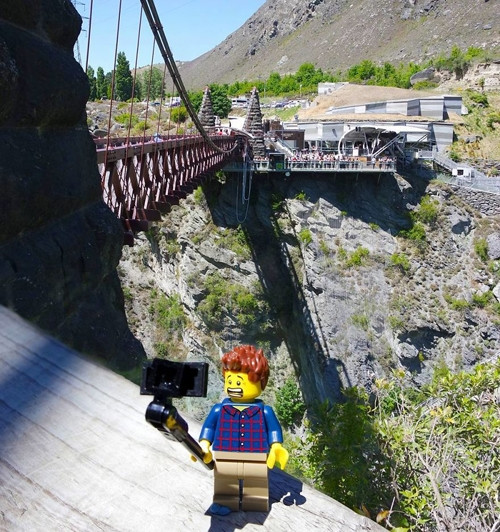  Lego tham quan cây cầu ở Queenstown.
