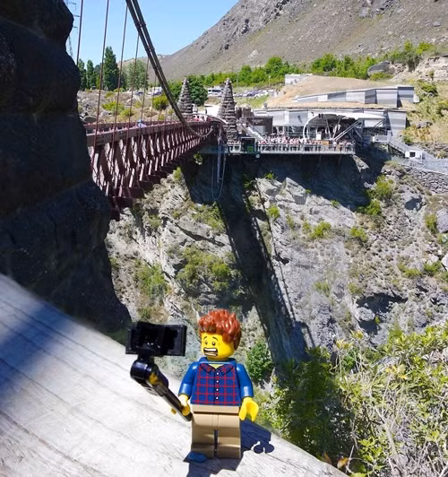  Lego tham quan cây cầu ở Queenstown.