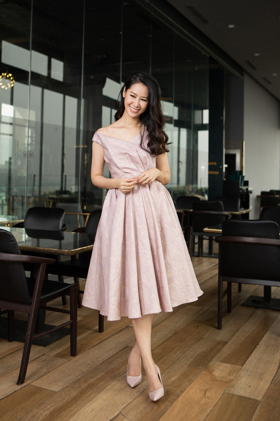 Bộ ảnh được thực hiện với sự hỗ trợ của nhiếp ảnh Vương Vũ, trang điểm Phương Thảo, stylist Bùi Hoa.