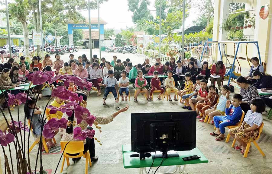  Buổi sinh hoạt ngoại khóa, kể những mẩu chuyện về Bác, gương người tốt việc tốt của trường mẫu giáo Bông Hồng 1, thị trấn Kbang. Ảnh: M.T