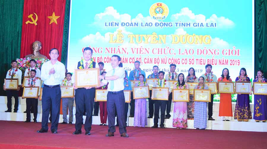 Các đồng chí: Võ Thanh Hùng-Ủy viên Ban Thường vụ Tỉnh ủy, Trưởng ban Dân vận Tỉnh ủy; Nguyễn Đức Hoàng-Tỉnh ủy viên, Phó Chủ tịch UBND tỉnh tặng hoa và bằng khen của Chủ tịch UBND tỉnh cho công nhân, viên chức-lao động giỏi. Ảnh: Đ.Y