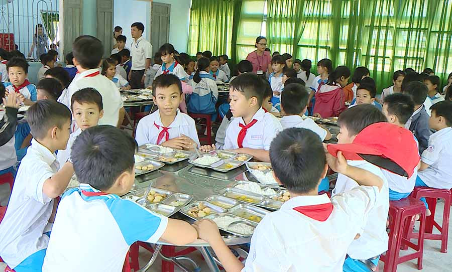  Học sinh Trường Tiểu học Chu Văn An ăn trưa tại trường. Ảnh: D.P