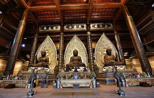 Ba pho tượng bằng đồng dát đồng đen, mỗi pho tượng nặng 200 tấn đặt tại trung tâm điện Tam Thế. (Ảnh: TTXVN) Ba pho tượng bằng đồng dát đồng đen, mỗi pho tượng nặng 200 tấn đặt tại trung tâm điện Tam Thế. (Ảnh: TTXVN)