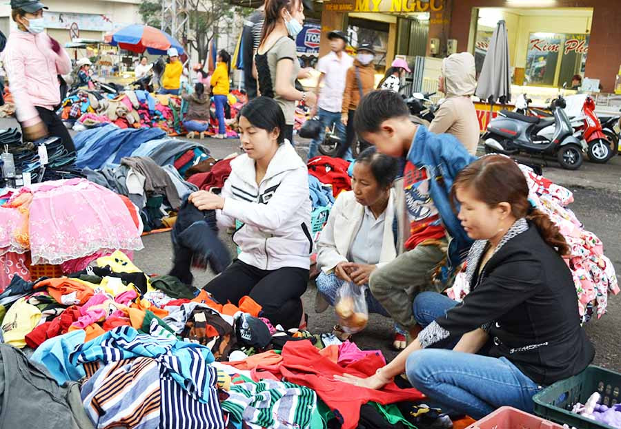  Lấn chiếm lòng lề đường, vỉa hè để sử dụng vào mục đích ngoài giao thông gây mất an toàn giao thông sẽ bị xử lý nghiêm. Ảnh: Hải Lê