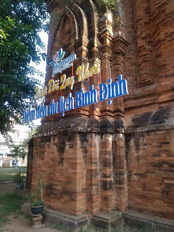Biển “Điểm đếm du lịch Bình Định” gắn trên Tháp Đôi, TP Quy Nhơn, Bình Định - Ảnh: HOÀNG ANH