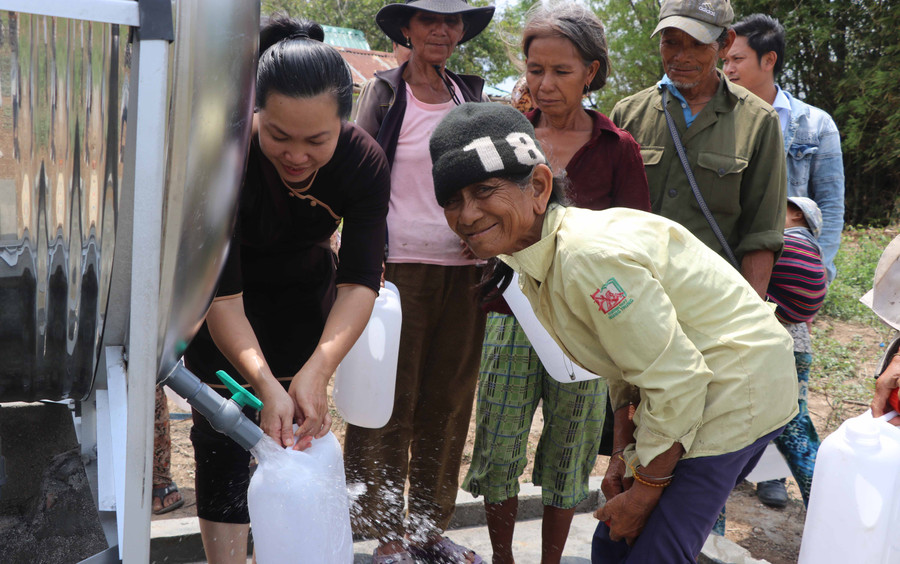 Người dân làng Kong Hra vui mừng đón dòng nước mát. Ảnh: Ngọc Minh.
