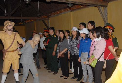 Mỗi năm, Nhà đày Buôn Ma Thuột thu hút hàng chục nghìn du khách trong và ngoài nước đến tham quan, tìm hiểu. Mỗi năm, Nhà đày Buôn Ma Thuột thu hút hàng chục nghìn du khách trong và ngoài nước đến tham quan, tìm hiểu.