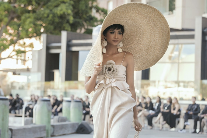 Để tổ chức show diễn lần này, nhà thiết kế Đỗ Mạnh Cường và CEO Phạm Huy Cận 'khóa' một con đường tại trung tâm của Sydney để tạo ra bối cảnh đẹp mắt. Cả hai phải xin phép chính quyền sở tại với mong muốn thể hiện được trọn vẹn cái đẹp của Sydney cùng tinh thần của bộ sưu tập. Để tổ chức show diễn lần này, nhà thiết kế Đỗ Mạnh Cường và CEO Phạm Huy Cận 'khóa' một con đường tại trung tâm của Sydney để tạo ra bối cảnh đẹp mắt. Cả hai phải xin phép chính quyền sở tại với mong muốn thể hiện được trọn vẹn cái đẹp của Sydney cùng tinh thần của bộ sưu tập.