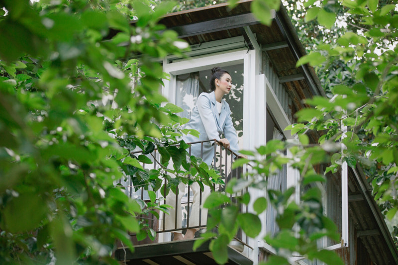 Thế nhưng hiện tại người đẹp đã tìm ra hướng đi cụ thể cho bản thân, đồng thời cũng khẳng định đang cố gắng đa dạng hóa hình ảnh, hướng đến sự tinh tế và sang trọng giống như gu âm nhạc mà cô chọn.