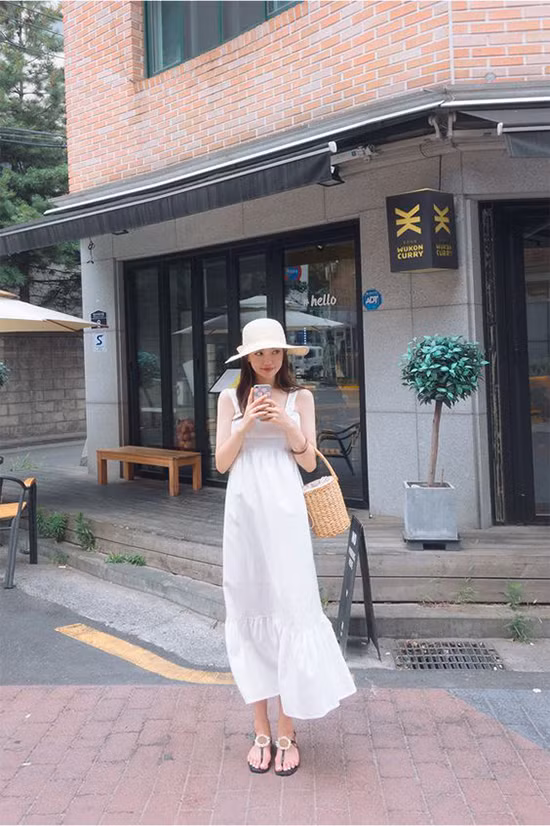  Chọn các phụ kiện mây tre đan thủ công để phối cùng váy trắng cũng là công thức quen thuộc và luôn mang lại hiệu quả cao. Đây cũng là set đồ được nhiều bạn gái yêu chọn lựa khi đi dạo phố, du lịch trong mùa hè.