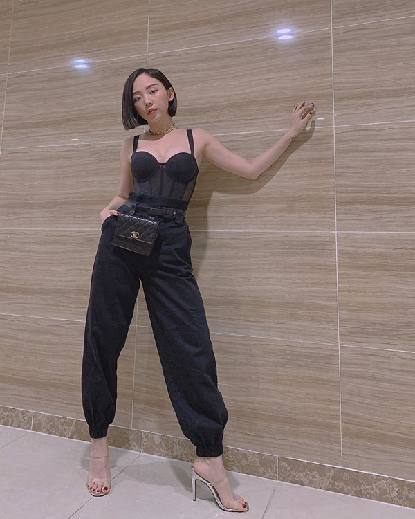 Ngoài các kiểu quần suông, các mẫu quần ống chun, ống túm cũng được sao Việt yêu thích ở mùa hè năm nay. Tóc Tiên giúp mình ấn tượng hơn khi phối belt bag Chanel, sandal nhựa trong cùng trang phục sexy. Ngoài các kiểu quần suông, các mẫu quần ống chun, ống túm cũng được sao Việt yêu thích ở mùa hè năm nay. Tóc Tiên giúp mình ấn tượng hơn khi phối belt bag Chanel, sandal nhựa trong cùng trang phục sexy.