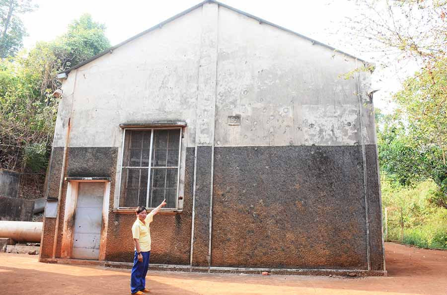 Trên bức tường của nhà máy còn lưu dấu thời gian năm 1950 khi công trình hoàn thành và đưa vào khai thác. Ảnh: M.N