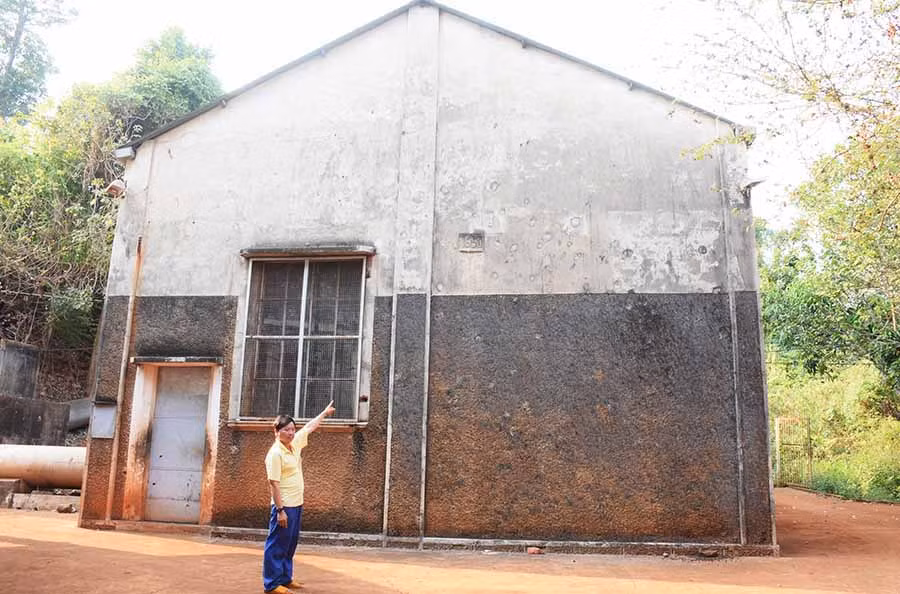 Trên bức tường của nhà máy còn lưu dấu thời gian năm 1950 khi công trình hoàn thành và đưa vào khai thác. Ảnh: M.N