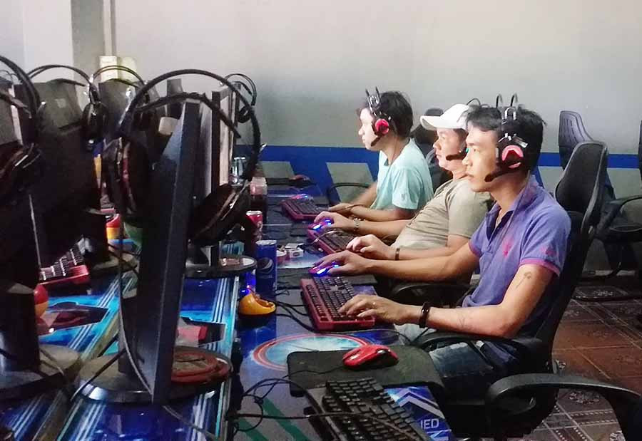 Nhờ làm tốt công tác thanh-kiểm tra, hầu hết hộ kinh doanh internet trên địa bàn huyện Đức Cơ đều chấp hành tốt các quy định của pháp luật. Ảnh: H.T  Nhờ làm tốt công tác thanh-kiểm tra, hầu hết hộ kinh doanh internet trên địa bàn huyện Đức Cơ đều chấp hành tốt các quy định của pháp luật. Ảnh: H.T