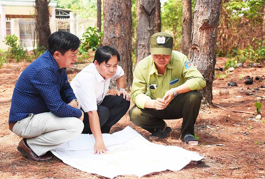 Lãnh đạo Phòng Tài nguyên và Môi trường cùng Ban Quản lý rừng phòng hộ Mang Yang kiểm tra tình hình thực tế diện tích sử dụng của các hộ dân sinh sống tại khu vực rừng thông. Ảnh: M.N  Lãnh đạo Phòng Tài nguyên và Môi trường cùng Ban quản lý rừng phòng hộ Mang Yang kiểm tra tình hình thực tế diện tích sử dụng của các hộ dân sinh sống tại khu vực rừng thông. Ảnh: M.N