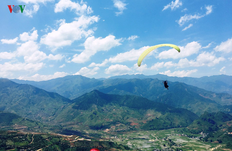 Và trời xanh, mây trắng bồng bềnh.