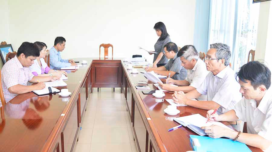 Bà Rcom Sa Duyên (người đứng)-Phó Giám đốc Sở LĐ-TB và XH cùng Sở Y tế, Sở Nội vụ kiểm tra khám, chữa bệnh tại Trung tâm kiểm soát bệnh tật tỉnh. Ảnh: Đ.Y  Bà Rcom Sa Duyên (người đứng)-Phó Giám đốc Sở LĐ-TB và XH cùng Sở Y tế, Sở Nội vụ kiểm tra khám, chữa bệnh tại Trung tâm kiểm soát bệnh tật tỉnh. Ảnh: Đ.Y