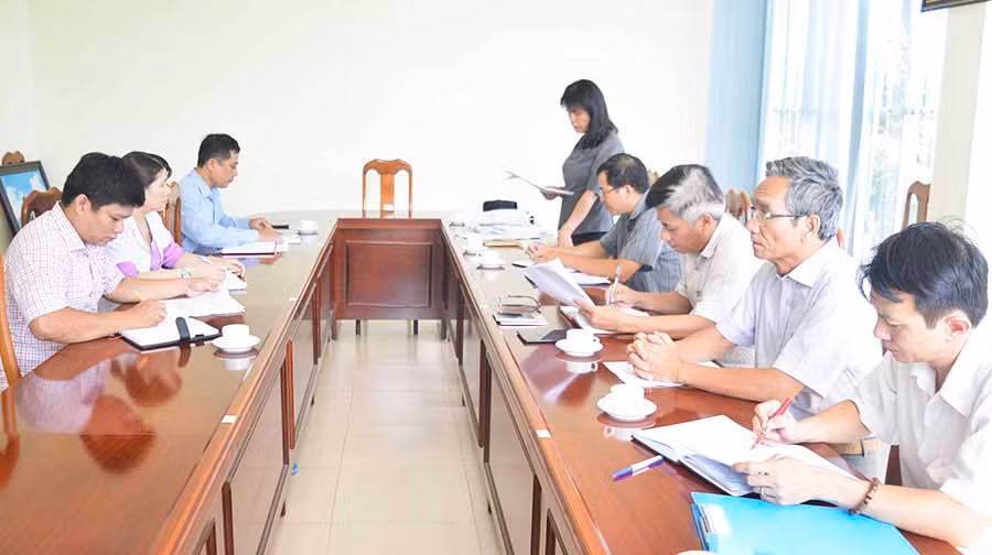  Bà Rcom Sa Duyên (người đứng)-Phó Giám đốc Sở LĐ-TB và XH cùng Sở Y tế, Sở Nội vụ kiểm tra khám, chữa bệnh tại Trung tâm kiểm soát bệnh tật tỉnh. Ảnh: Đ.Y